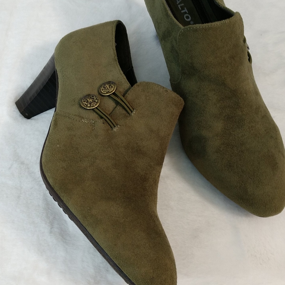New Dark Green Rialto Faux Suede Booties sz 8.5